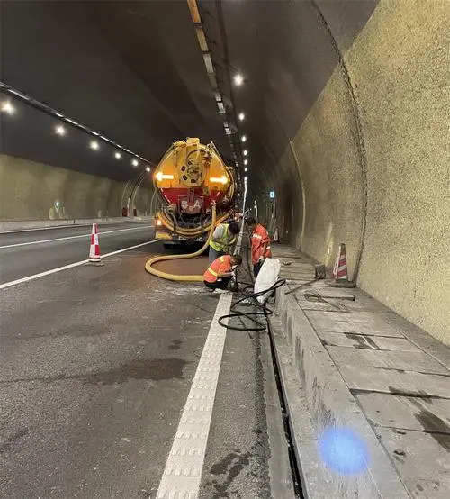 拜城隧道排水渠清淤